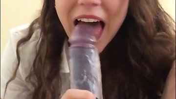 Stunning teen wanna deepthroat a big dildo