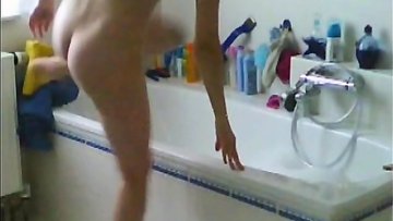 Mama shaving her twat in bath