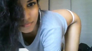 Pretty Teen Teasing On Live Cam