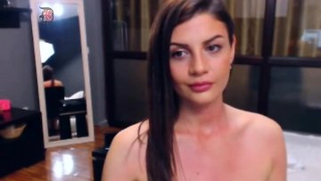 Sexy brunette babe gets naughty on live cam