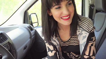 Stranded sexy chick Bella Beretta blows a drivers rock wild stick