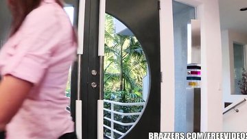 Brazzers - Consoling with Cunnilingus