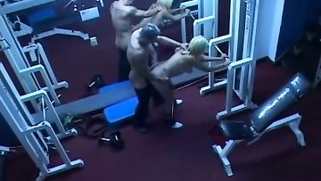 Strong action in the gym filmed by security camera!