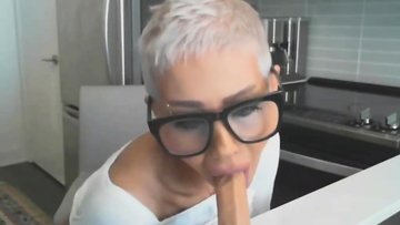 Short haired mature woman fucks her dildo