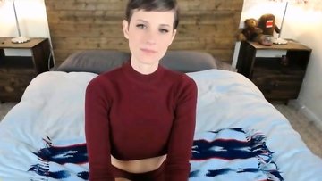 Gorgeous babe masturbating on webcam