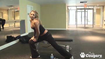 Cougar Decides To Blow A Trainer At The Gym