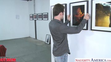 Cuming exact under Julia's chin