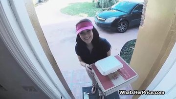 Pizza delivery chick makes some extra for cash