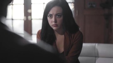 Teen reporter gets close to a psychopath and gets fingered hard