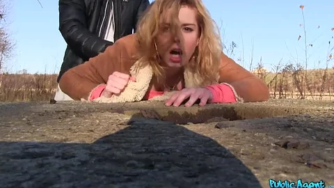 Hot Girl outdoor Fellatio And Screw