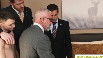 Slim homosexual Tom swallows a bigcock while getting 3some anal