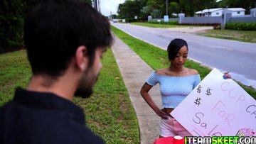 Alicia Reign is selling pussy cakes