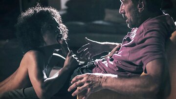 Photographer makes an black model squirt orgasm