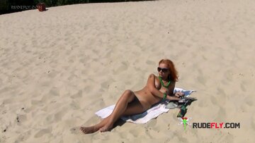 Small nudist chicks like a sunny day at the coast