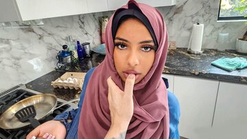 Arab teen wifey Hadiya Honey really needs to learn a few things about love