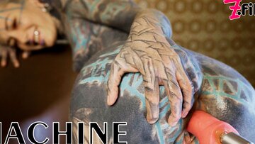 Anuskatzz testing a screw machine in her booty