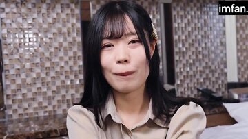 娇小的黑发美女在 imfan 上公开性爱观看完整视频