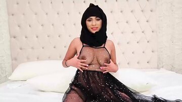 Arabic babe Reyna Belle shows off her sexy body fo