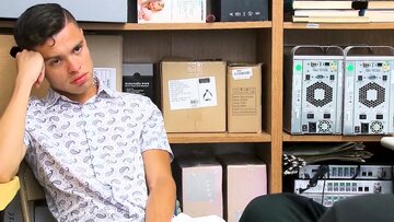 Hot Perp Swallows the Guard’s BBC, Then Rides Raw