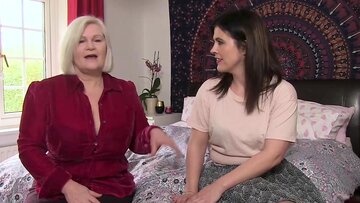 Lacey Starr & Montse: House Tour Turns Pussy Feast