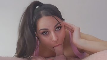 Brunette Bombshell’s Intense Oral Tease