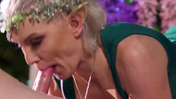 MILF Kenzie Taylor Takes Izzy Wilde’s Hot Cum