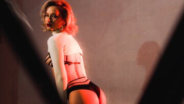 Polina’s Ass Striptease On A Car